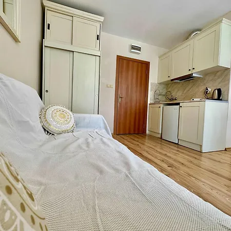Cozy At Dawn Park Apartment